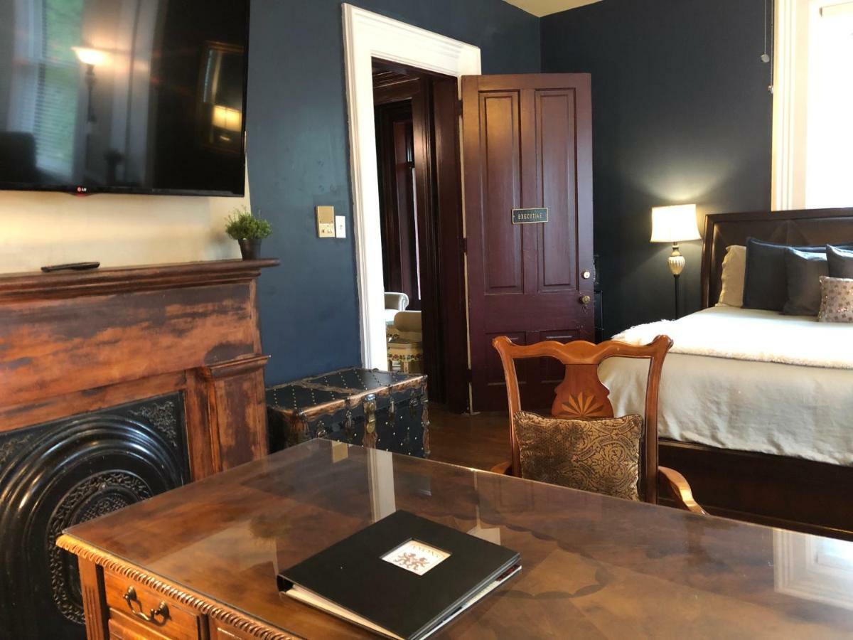 Lyons Twin Mansions Hotell Fort Scott Eksteriør bilde